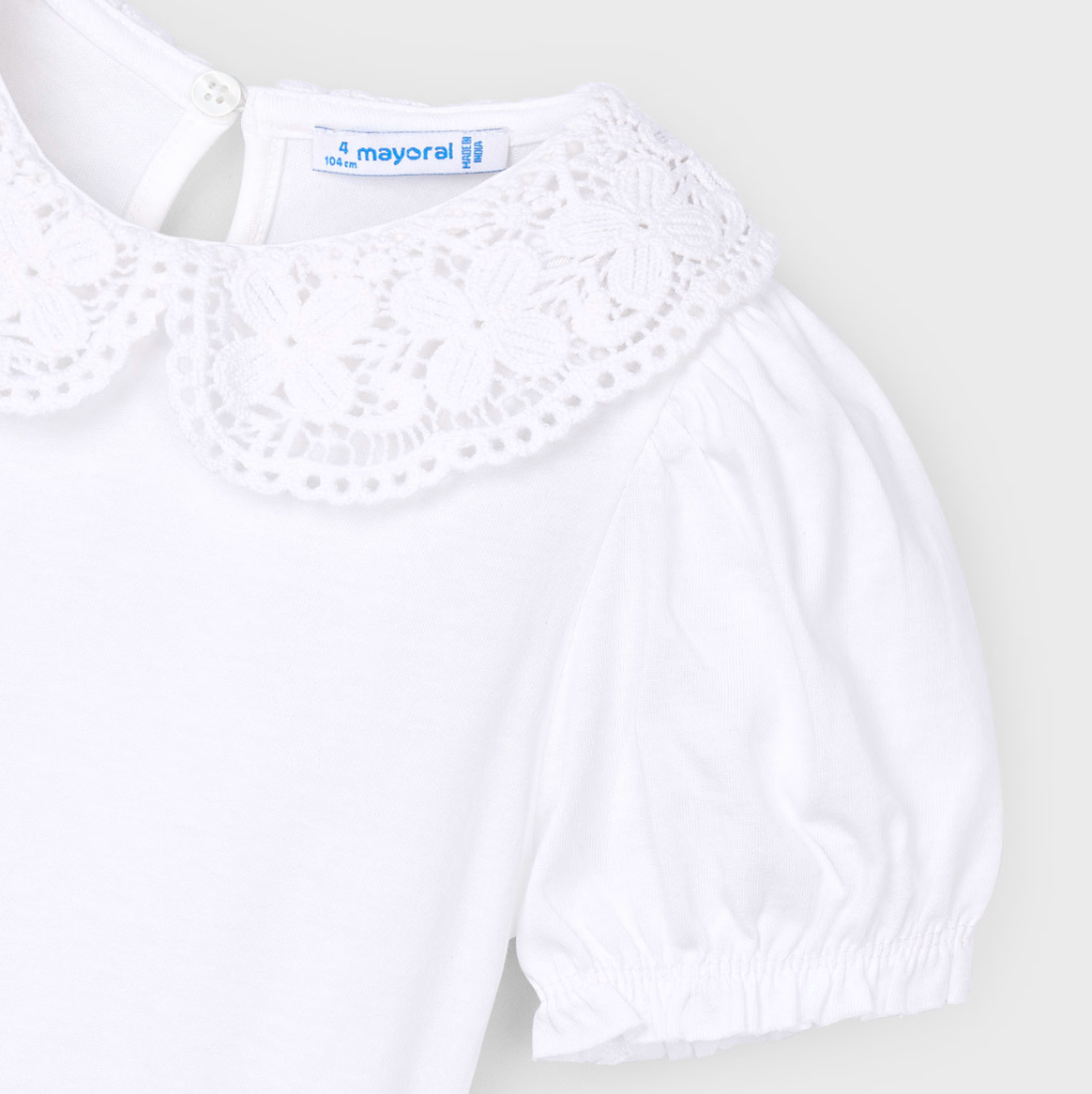 Camiseta cuello crochet blanco . Mayoral