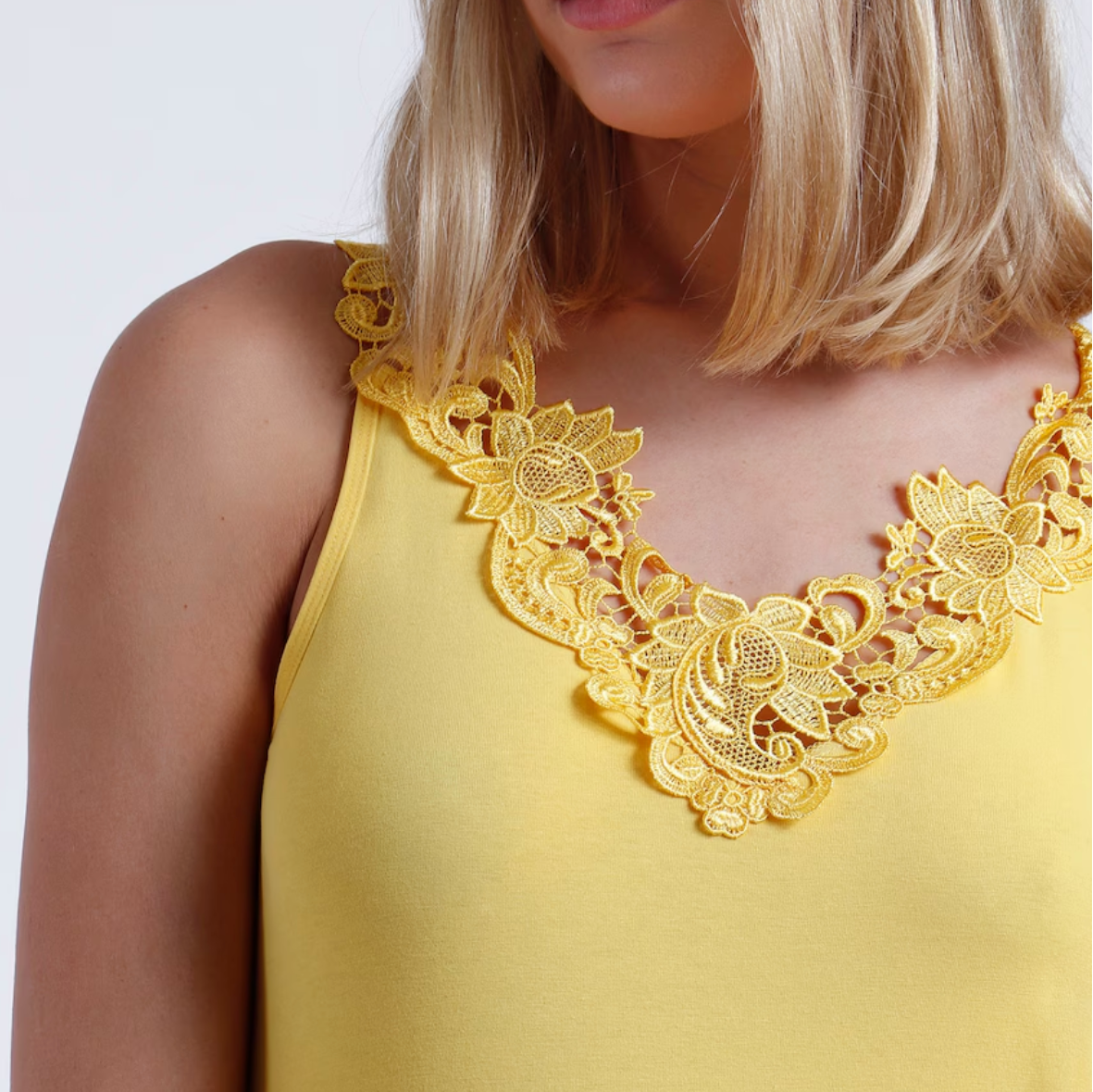 Camiseta escote guipur amarilla - Admas