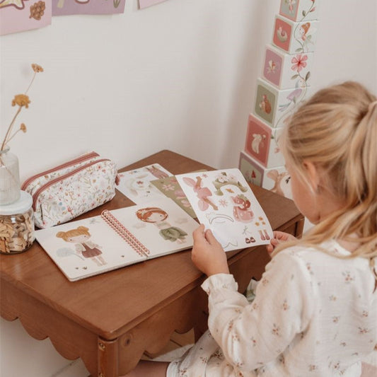 Libro viste a Rosa & Friends Fairy Gardens - Little Dutch