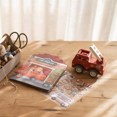 Libro de pegatinas crea tu historia de bomberos - Little Dutch