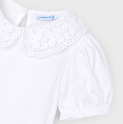 Camiseta cuello crochet blanco . Mayoral