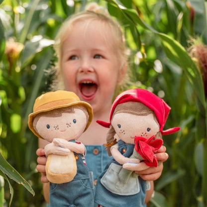 Jim granjero con gallina