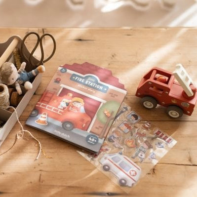 Libro de pegatinas crea tu historia de bomberos  - Little Dutch