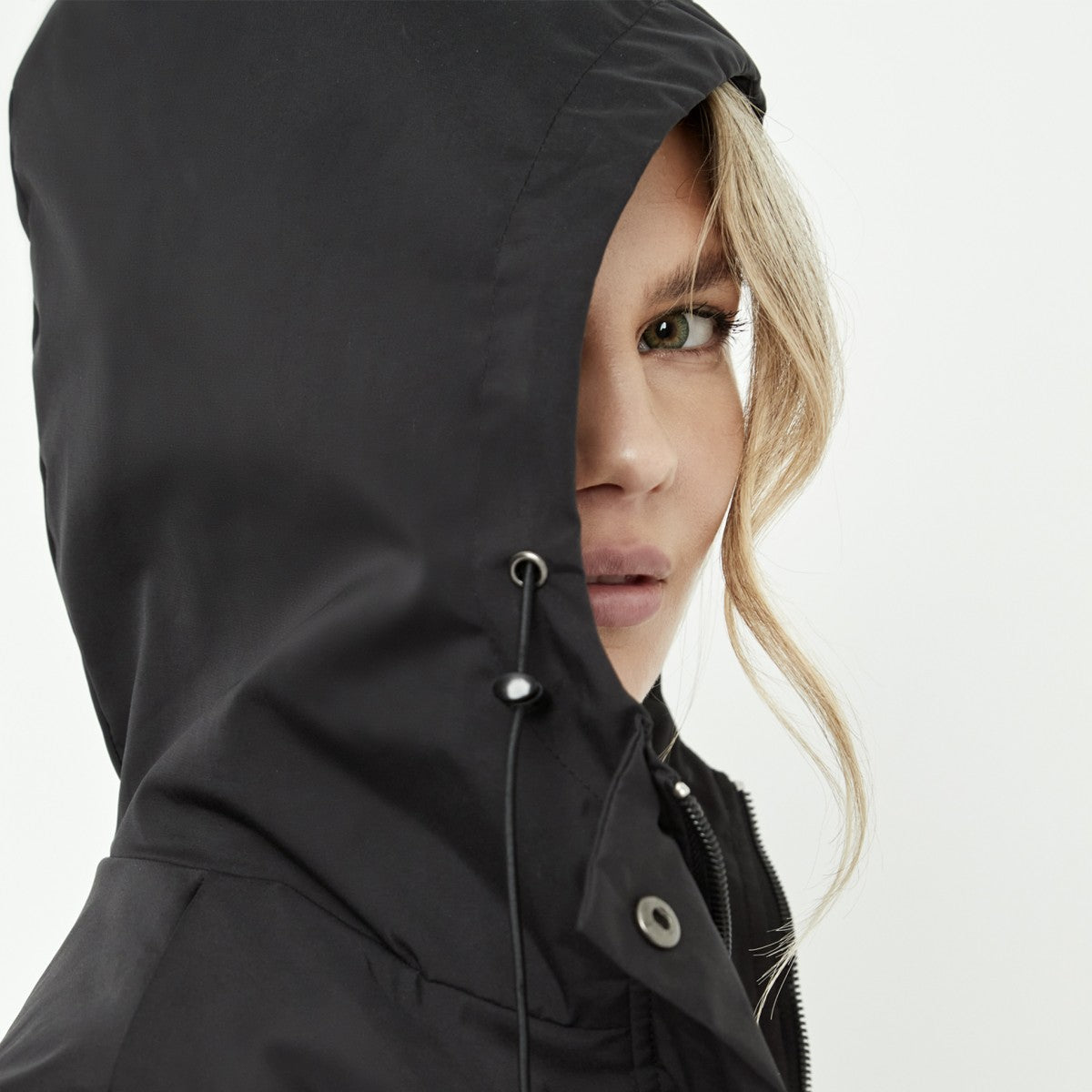 Cazadora Impermeable Negra by Pilar Rubio – Selmark
